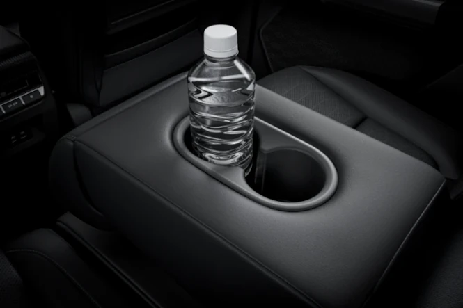 mitsubishi-destinator-Arm-Rest-dengan-Cup-Holder-di-Baris-Kedua