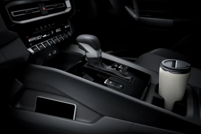 mitsubishi-destinator-Konsol-Bagian-Tengah-dengan-Cup-Holder-dan-Kompartemen