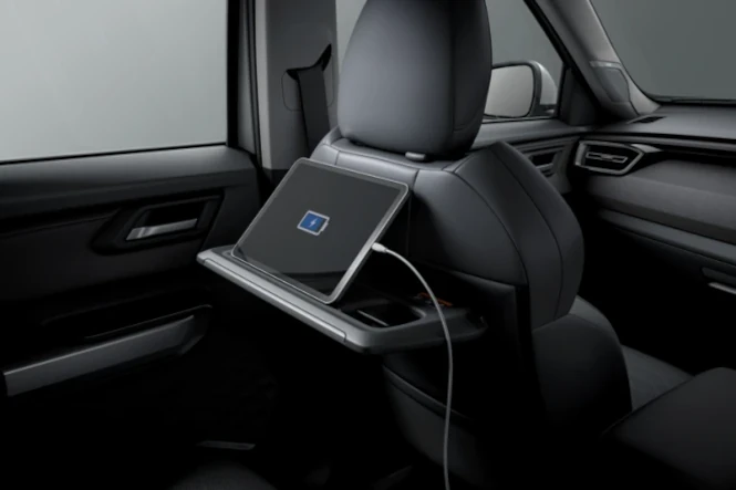 mitsubishi-destinator-Meja-Lipat-di-Belakang-Kursi-Depan